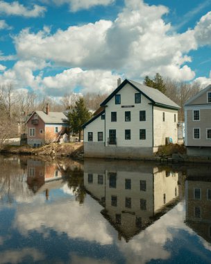 Cherryfield, Maine 'deki Narraguagus Nehri boyunca binalar