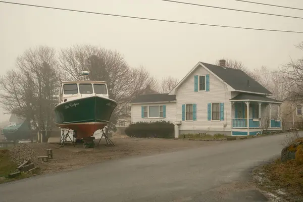 缅因州比尔斯岛的大雾天气下的房子和船 图库图片