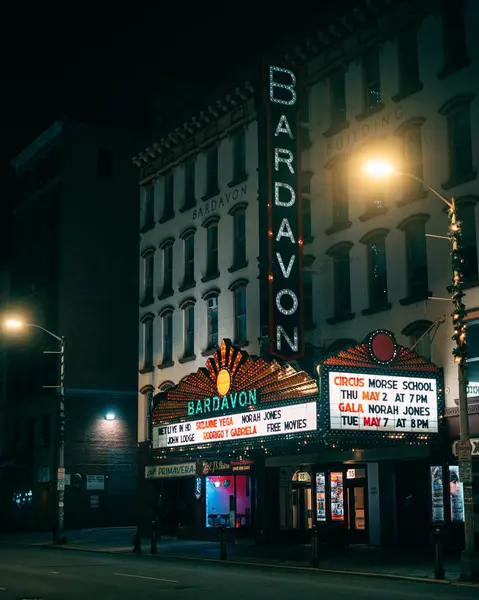 纽约Poughkeepsie的Bardavon剧场夜间标志 免版税图库图片