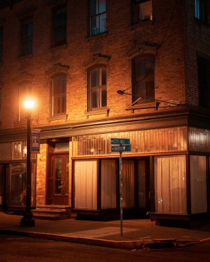 Gece Hudson, New York 'ta bir sokak köşesi.