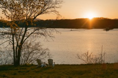 Rhinecliff, New York yakınlarındaki Hudson Nehri üzerinde gün batımı