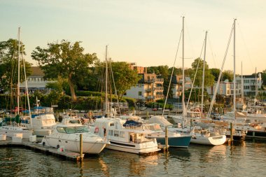 Günbatımında Spa Creek 'teki tekne manzarası, Annapolis, Maryland