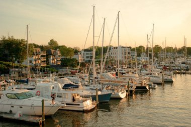 Günbatımında Spa Creek 'te tekneler Annapolis, Maryland' de