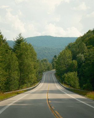 Hindistan Gölü yakınlarındaki Adirondack Dağları kırsal yol, New York