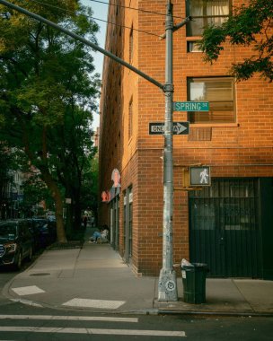 Spring Street & Mott Street 'in Nolita, Manhattan, New York' taki kavşağı