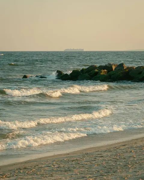 Rockaway Sahili 'nde dalgalar, Queens, New York