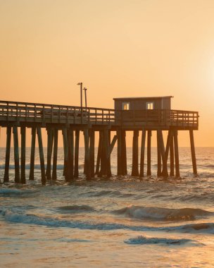 Atlantik Okyanusu 'ndaki dalgalar gün doğumunda Avalon Balıkçılık İskelesinde, Avalon, New Jersey