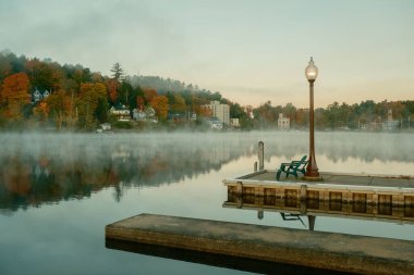 New York, Adirondack Dağları 'ndaki Saranac Gölü' nde sabah sisi ve sonbahar rengi