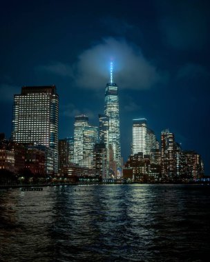 New York şehrinin aydınlık silueti gece 34 numaralı rıhtımdan Manhattan, Hudson River Park 'a