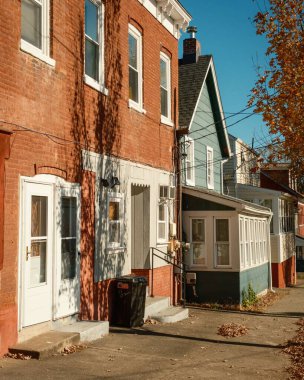 Tuğla ve ahşap kaplamalı evler öğleden sonra ışığında yıkandı, Verplanck, New York.