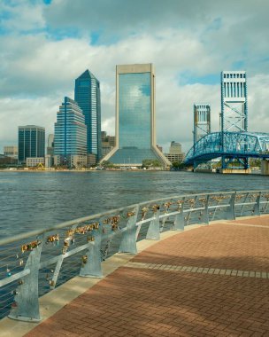 San Marco, Jacksonville, Florida 'daki Nehir Yolu' ndan Jacksonville Skyline ve St. Johns Nehrinin manzarası