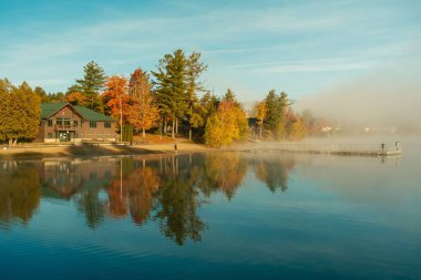 New York 'taki Adirondack Dağları' ndaki Placid Gölü 'nün sisli bir sabahında sonbahar rengi