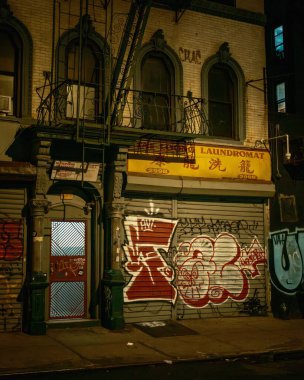 Gece Çin Mahallesi, Manhattan, New York 'ta Tai Loong Çamaşırhanesi