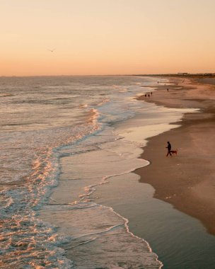 Atlas Okyanusu 'ndaki dalgalar gün doğumunda St. Augustine Sahili, Florida' da