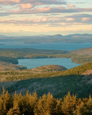 Maine 'deki Çöl Adası' ndaki Acadia Ulusal Parkı 'ndaki Penobscot Dağı' ndan gün batımı manzarası