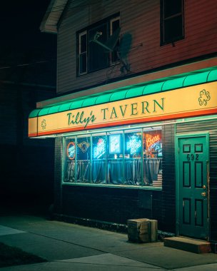 Tillys Taverna 'nın gece tabelası, Buffalo, New York