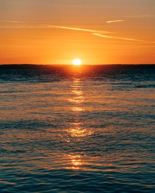 Bass Limanı, Tremont, Maine 'de Atlantik Okyanusu üzerinde gün batımı