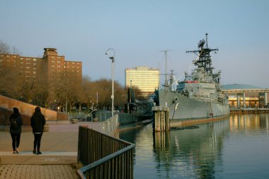 USS Little Rock, Buffalo, New York 'ta gün batımında
