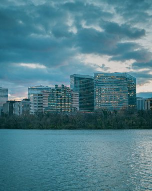 Georgetown Waterfront Park, Washington 'dan Rosslyn Skyline ve Potomac Nehri manzarası