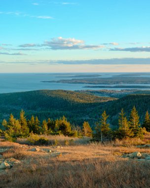 Maine 'deki Çöl Adası' ndaki Acadia Ulusal Parkı 'ndaki Penobscot Dağı' ndan gün batımı manzarası