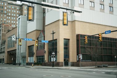 New York, Rochester 'da bir kavşak ve binalar.