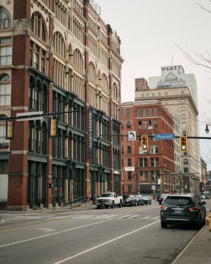 New York, Rochester 'da bir kavşak ve binalar.