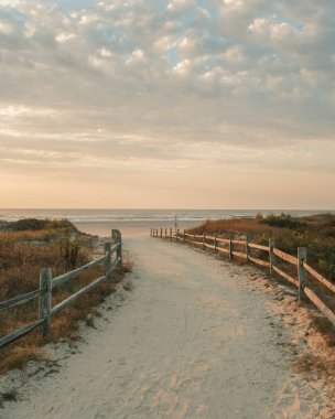 Avalon Dunes ve Beach Trail 'de gün doğumu, Avalon, New Jersey