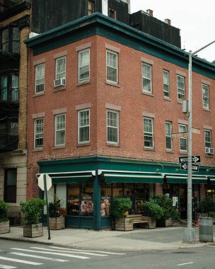 Brooklyn Heights, Brooklyn, New York 'un köşesinde yeşil tenteli tuhaf bir tuğla bina duruyor..