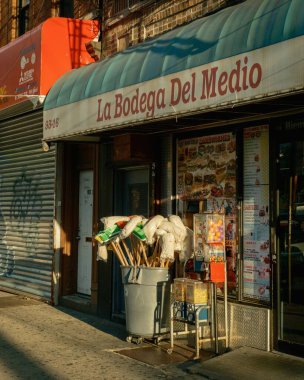 Elmhurst, Queens, New York 'taki Bodega Del Medio.