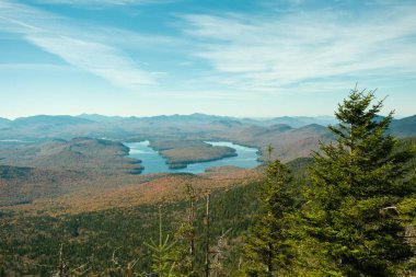 Adirondack Dağları, New York 'taki Whiteface Dağı' ndan Placid Gölü manzarası
