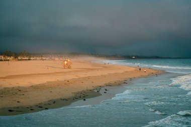 Newport Beach, Orange County, California 'daki Newport Sahili' nden sahilin üzerindeki kara bulutun görüntüsü.