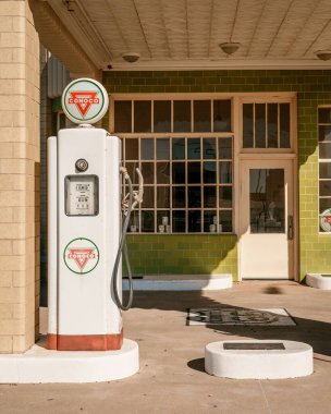 66. yoldaki Conoco Tower İstasyonu ve U-Drop Inn Kafe 'de antika benzin pompaları, Shamrock, Texas
