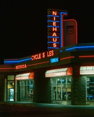 Niehaus Bisiklet Satış Vintage tabelası gece vakti 66. Yol, Litchfield, Illinois
