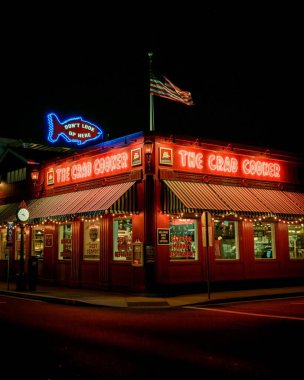 Newport Beach, Orange County, California 'daki Yengeç Fırını tabelası.