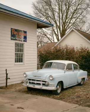 Williamsville, Illinois 'deki 66. Yol' daki Eski İstasyon 'a park edilmiş klasik mavi bir araba.