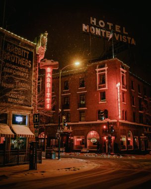 Babbitts Backcountry Outfitters ve Hotel Monte Vista Flagstaff, Arizona 'da karlı bir gecede
