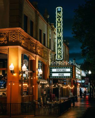 Gece yarısı North Park Tiyatrosu, San Diego, California tabelası