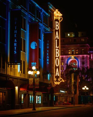 Balboa Tiyatrosu, neon renkli afiş, gece, San Diego, California