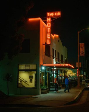 Oceanside, California 'daki Fin Oteli tabelası.