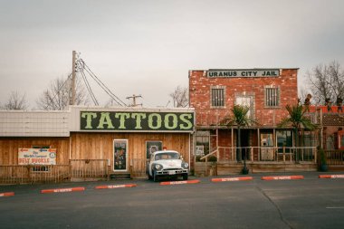 Missouri 'deki 66. Yol' daki Uranüs Towne Merkezi 'nde dövmeler ve şehir hapishanesi tabelası.