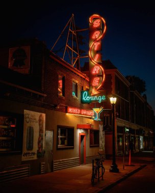 Colfax Bulvarı, Denver, Colorado 'da geceleyin Pete Hiciv Salonu tabelası.
