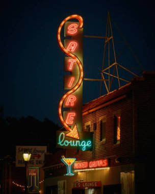 Petes Hiciv Salonu neon tabelası, Denver, Colorado