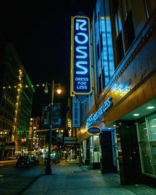 Los Angeles, Kaliforniya 'da, Broadway' de gece daha az tabela için Ross Giyim