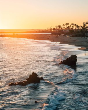 Bir plaj ilham noktası, Corona del Mar, Newport Beach, Kaliforniya üzerinde gün batımı görünümü