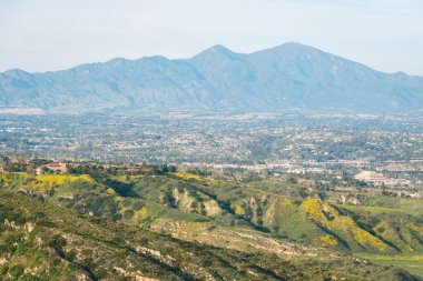 , Laguna Beach, Orange County, California Moulton Meadows Park tepeler ve dağlar görünümü