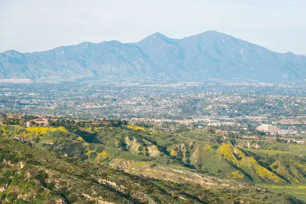 , Laguna Beach, Orange County, California Moulton Meadows Park tepeler ve dağlar görünümü