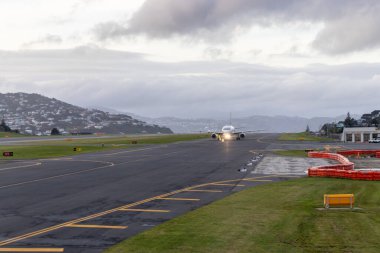 Hava bulutlu bir günde Wellington Uluslararası Havalimanı, Yeni Zelanda 'ya bir uçak geliyor.. 