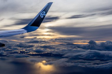 Wellington, Yeni Zelanda - 20 Nisan 2023: Yeni Zelanda Hava Araçları Kanadı gün batımında Wellington ve Christchurch arasında uçarak şehirler arasında ulusal bir uçuş gerçekleştirdi..