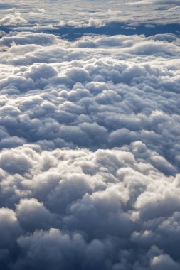 Gökyüzündeki kabarık beyaz bulutların fotokopi alanı ile hava görüntüsü. 