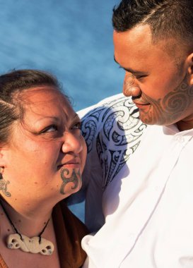 Çekici bir Maori çiftin açık havada çekilmiş portresi.